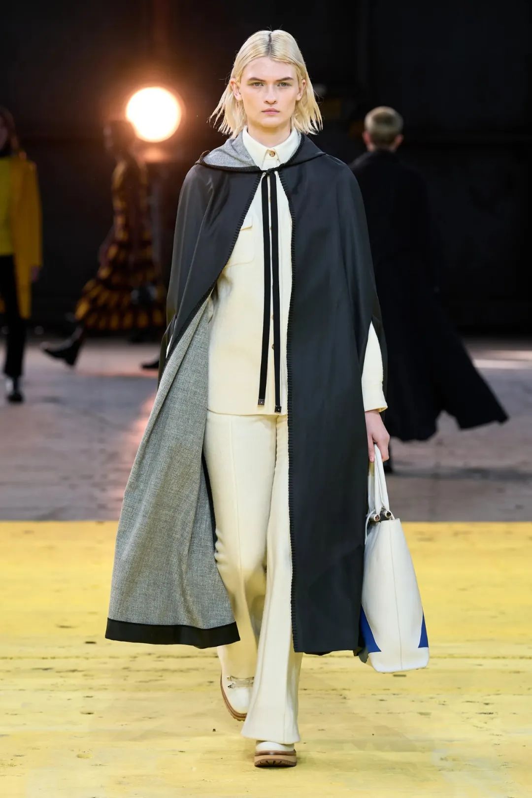 Raf Simons 2022/23秋冬，黑色斗篷