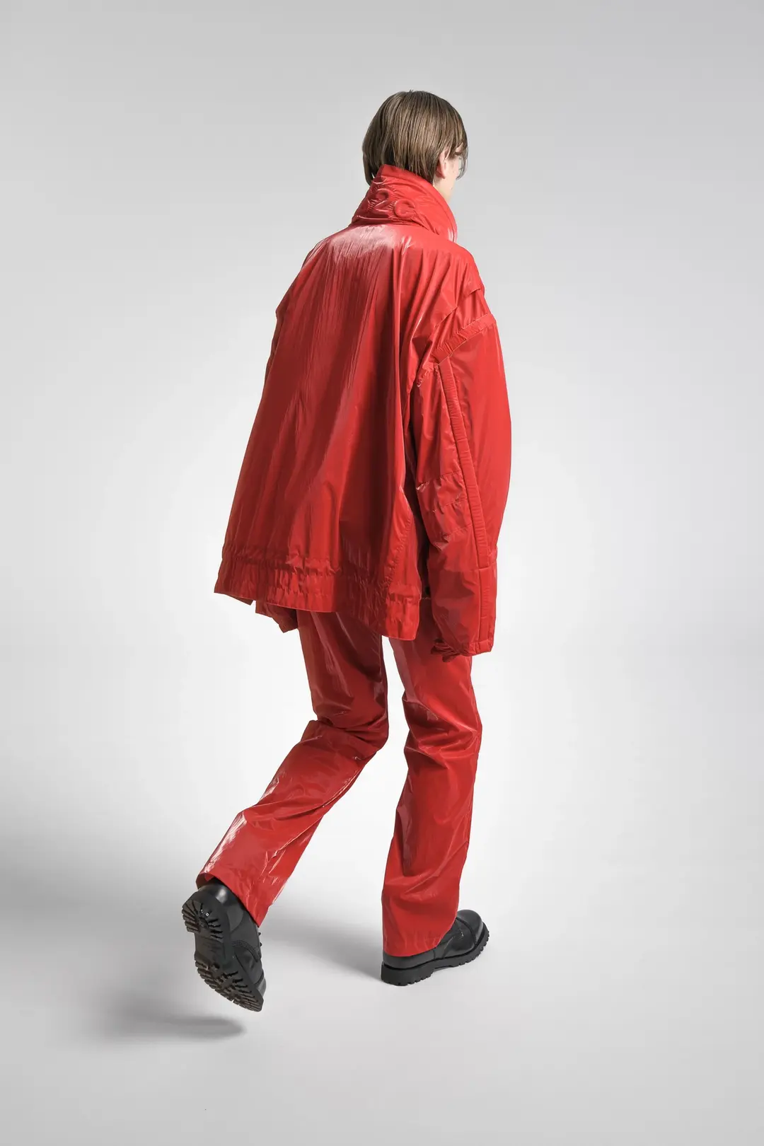  时尚服装品牌032c发布2022的秋冬系列-GUILTY红色海港城市防风外套