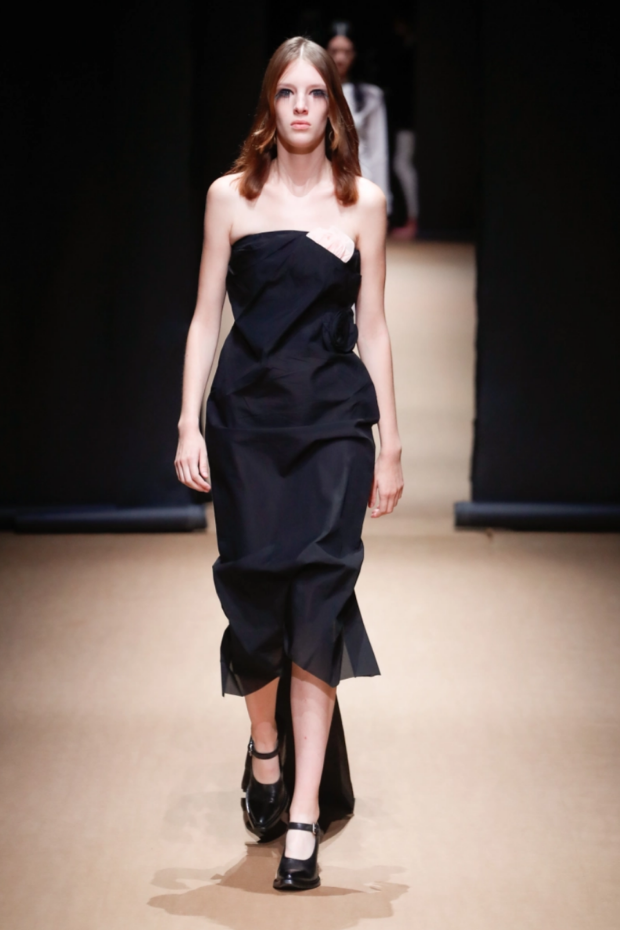  米兰时装周|服装设计师展现「真实一代」的Prada2023春夏系列，服装设计黑色缎面连衣裙