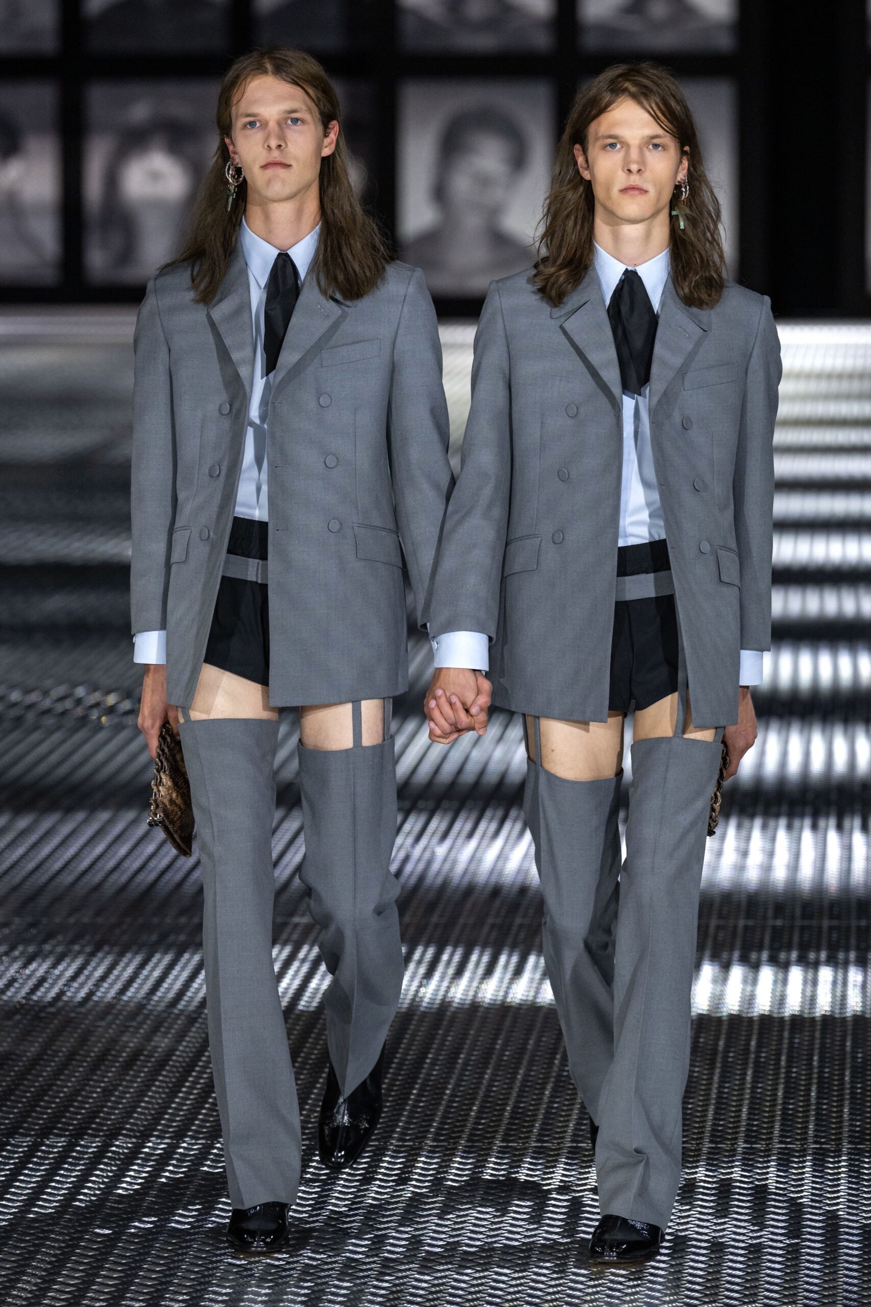 米兰时装周|服装设计，西装与吊带裤袜，双胞胎模特与Gucci2023春夏系列