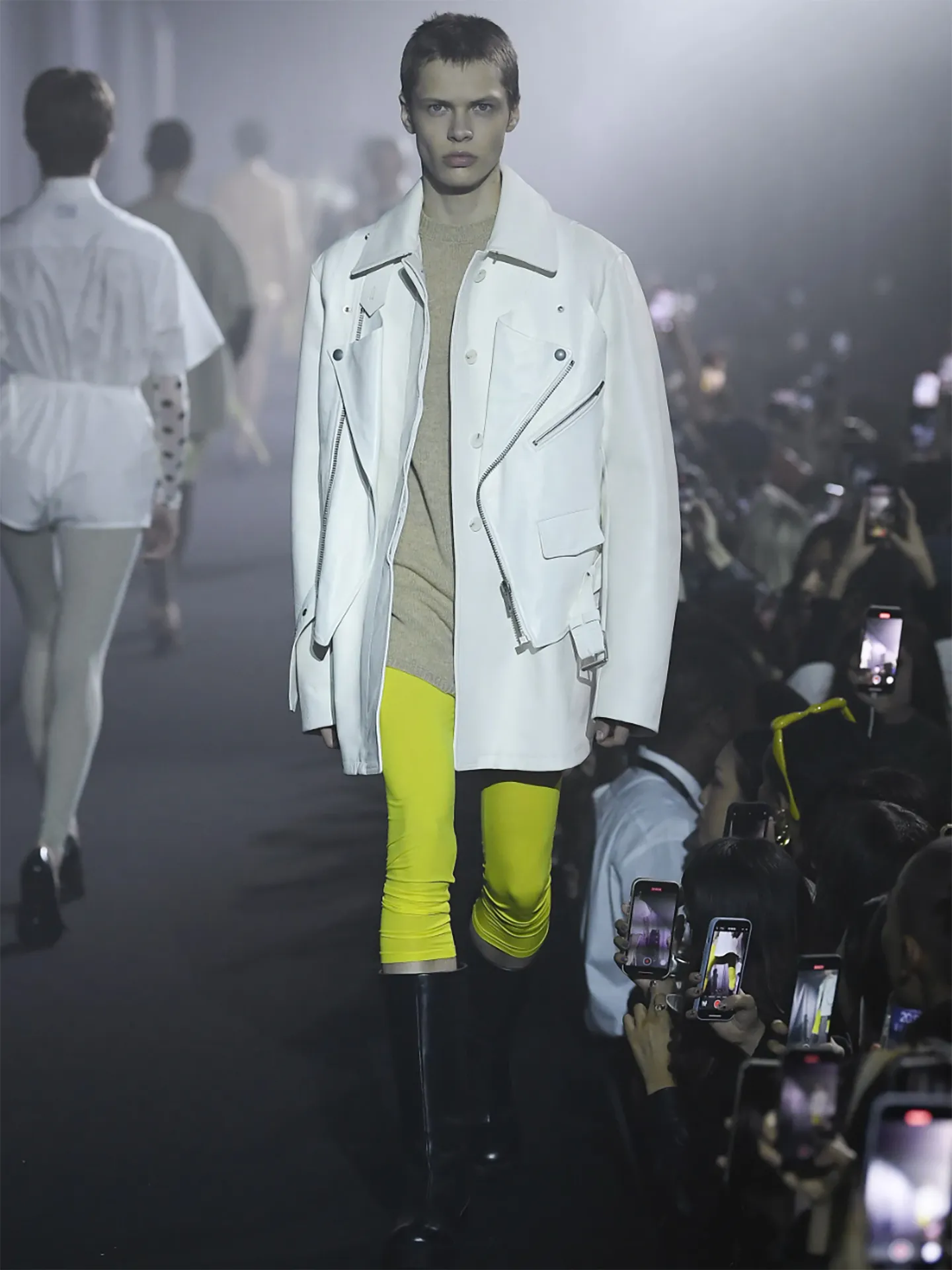 白色皮革夹克，设计师Raf Simons走出舒适区，在伦敦首发2023春夏系列