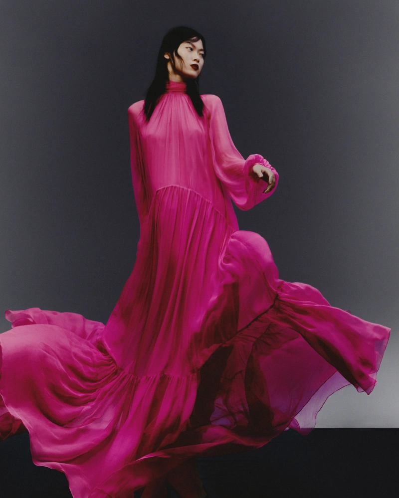 Safiyaa 2023 早秋系列：褶皱迷你裙和长袍的组合