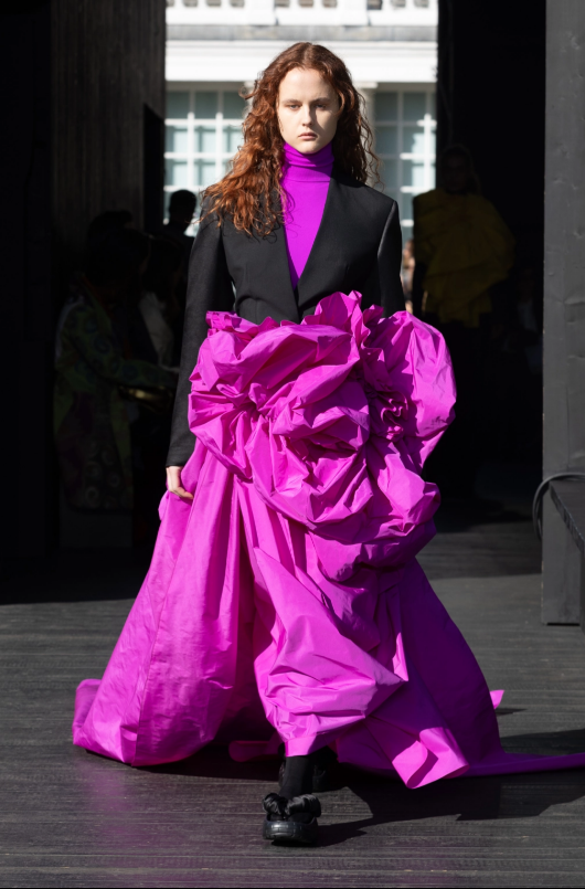服装设计，紫红色连衣裙，Roksanda2023春夏系列