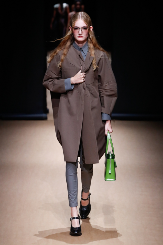  米兰时装周|服装设计师展现「真实一代」的Prada2023春夏系列，服装设计褶皱设计外套