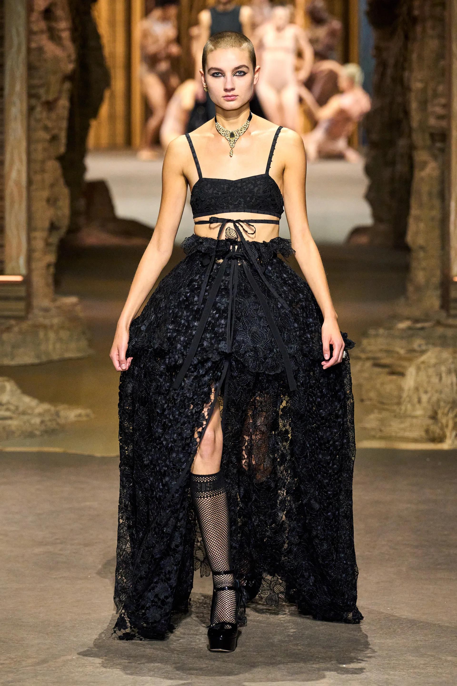 巴黎时装周|服装设计师与蕾丝连衣裙，Dior2023春夏系列秀