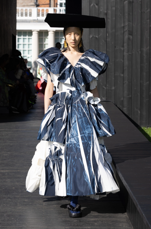 服装设计，果冻色与折纸玫瑰设计，Roksanda2023春夏系列