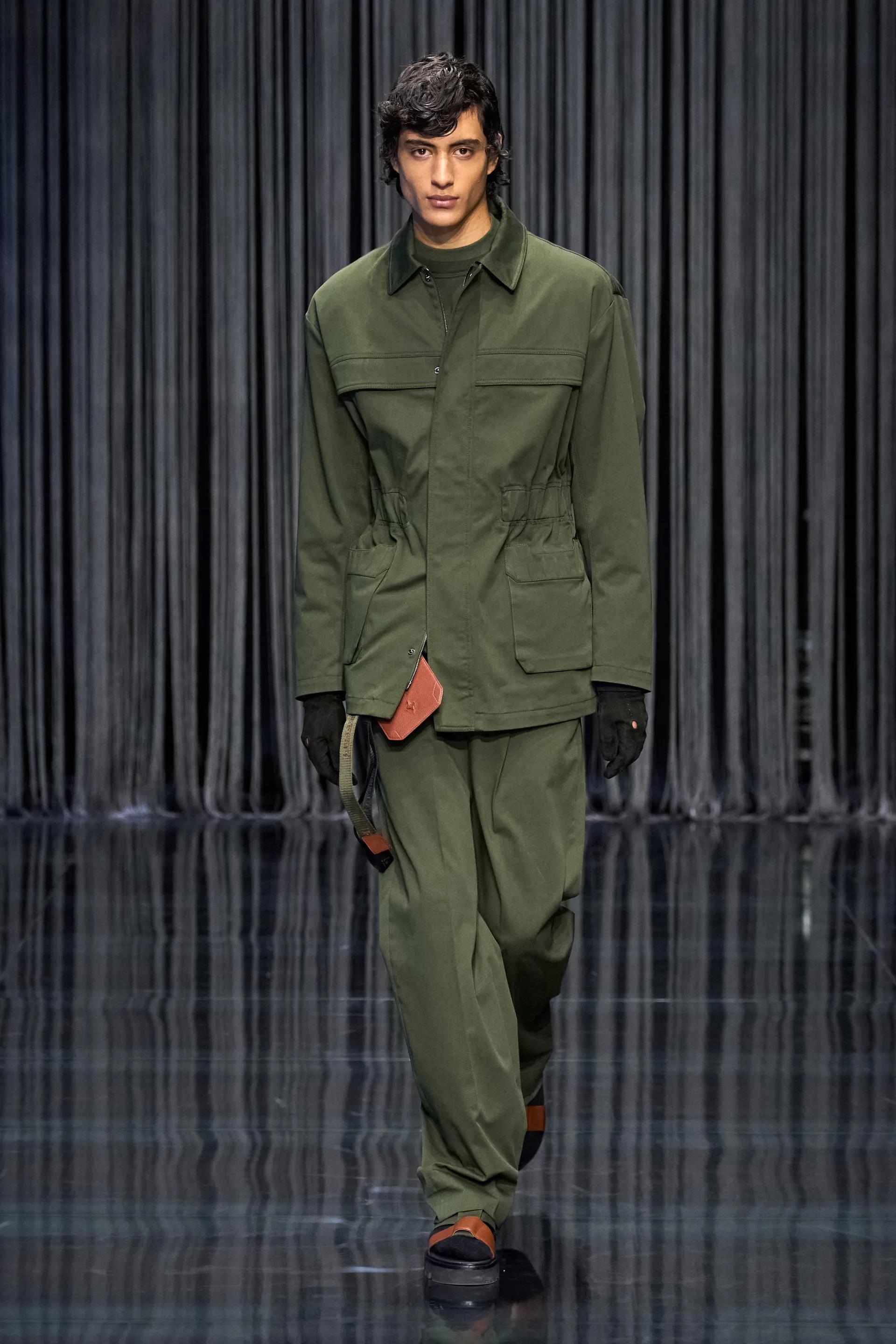 米兰时装周，服装设计师与法拉利2023春夏系列，橄榄绿棉质工装服