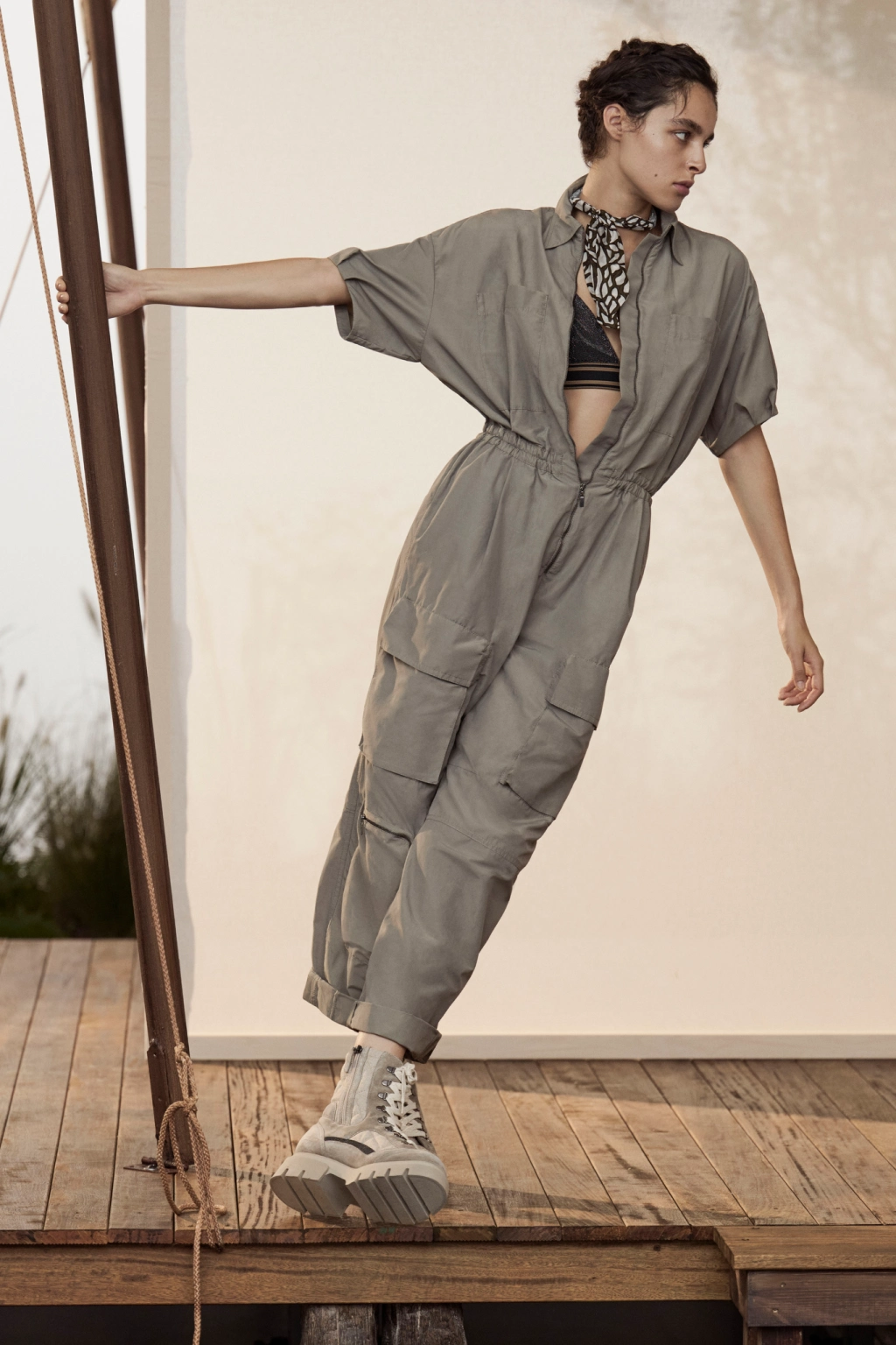 Y2K盛行，2023春夏服装流行趋势：服装设计中工装裤实用性趋势