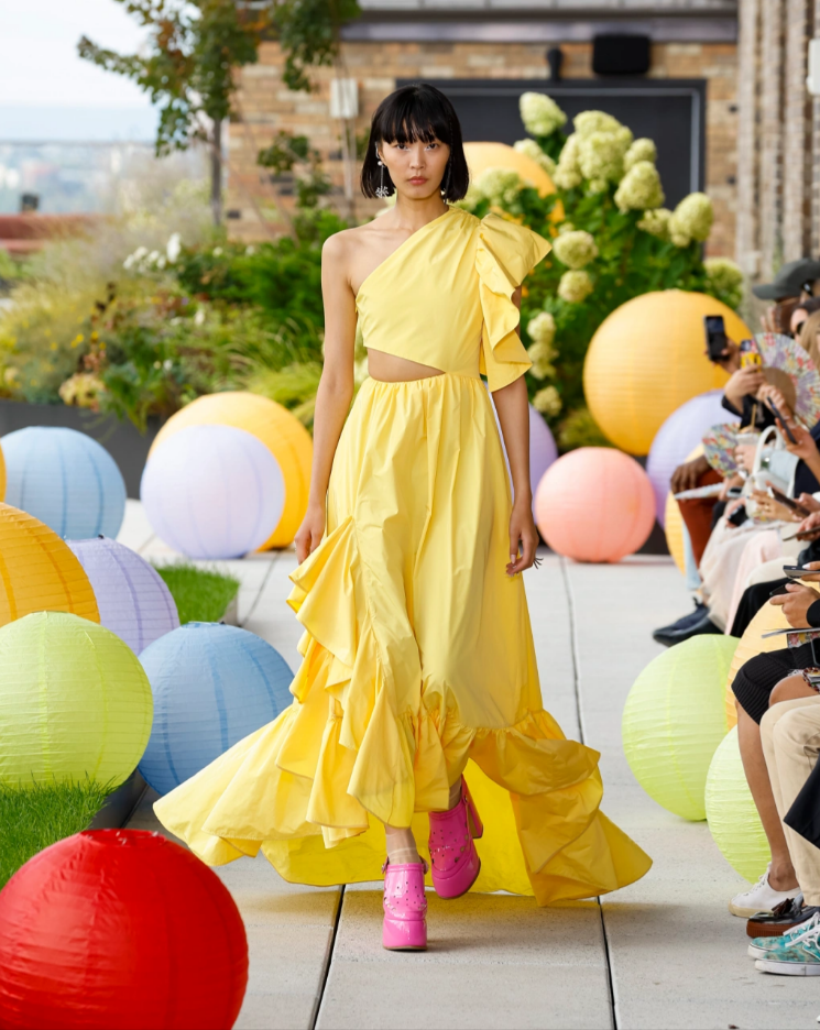 亮黄色连衣裙，层次叠穿设计，纽约时装周服装设计师与她的2023春季系列