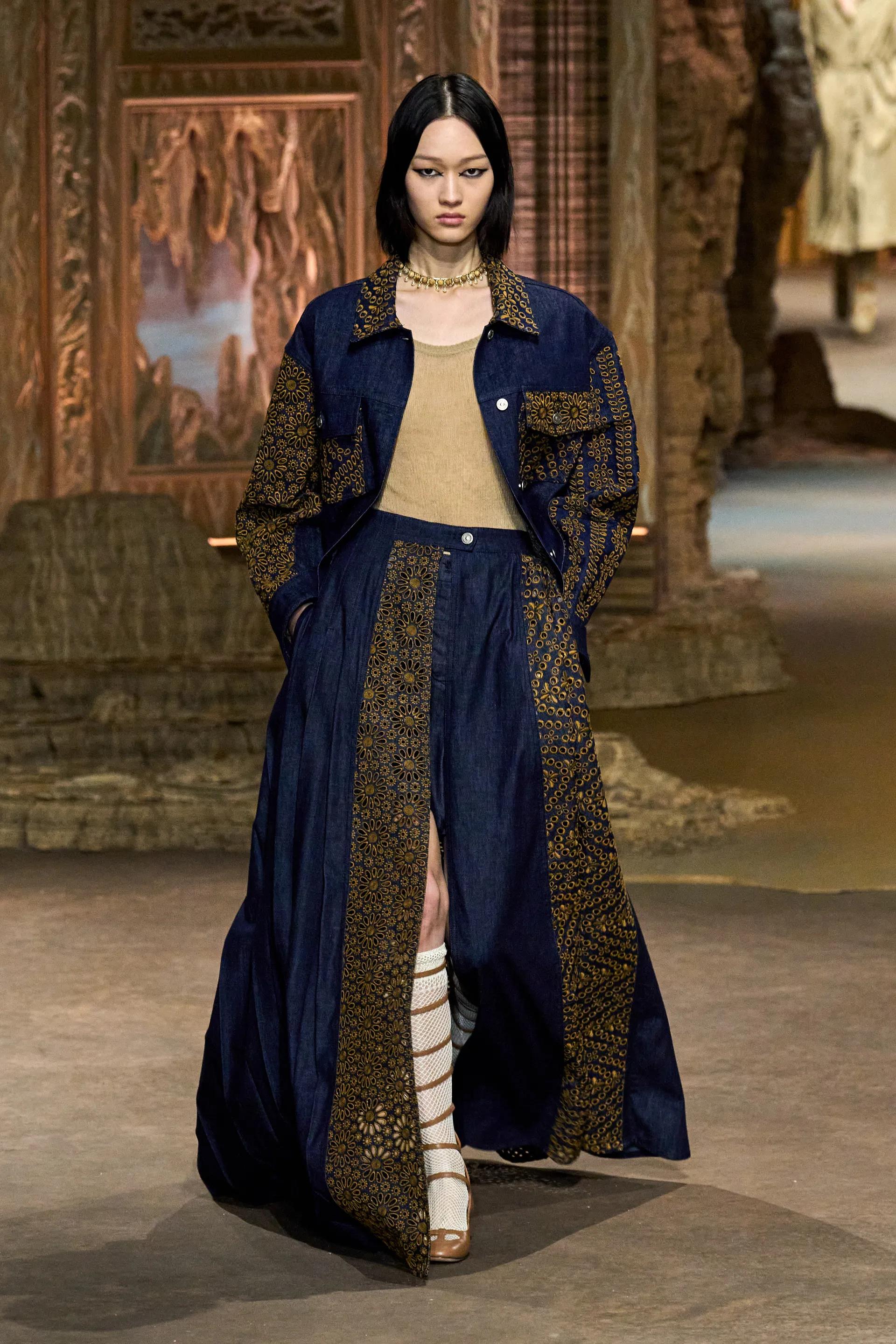 米兰时装周Dior2023春夏系列，开叉设计连衣裙与紧身上衣搭配