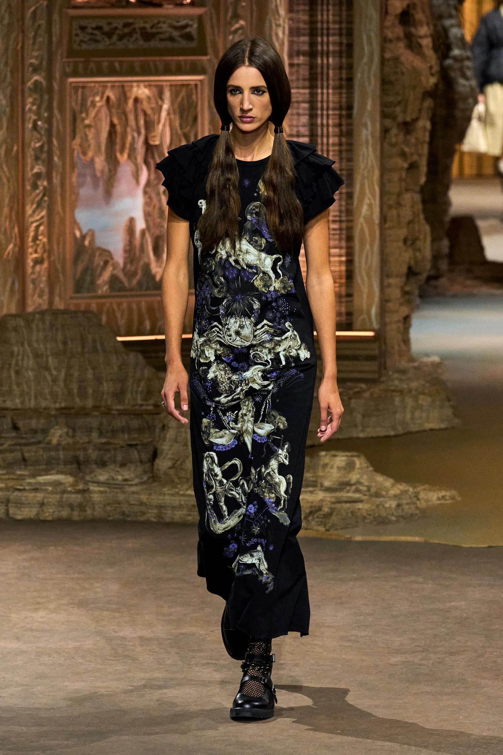 米兰时装周Dior2023春夏系列秀，服装设计师与黑色印花连衣裙