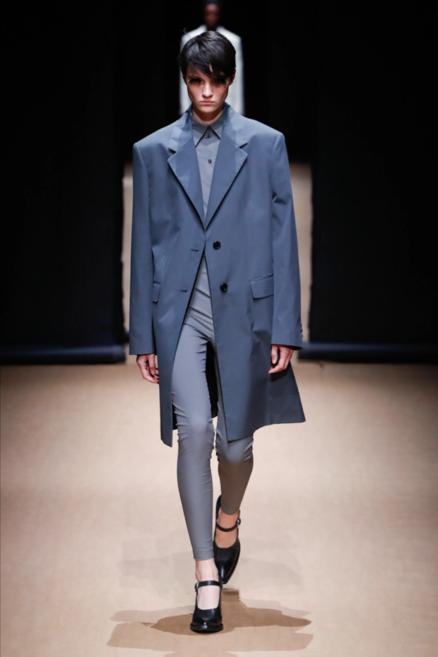  米兰时装周|服装设计师展现「真实一代」的Prada2023春夏系列，服装设计府绸面料