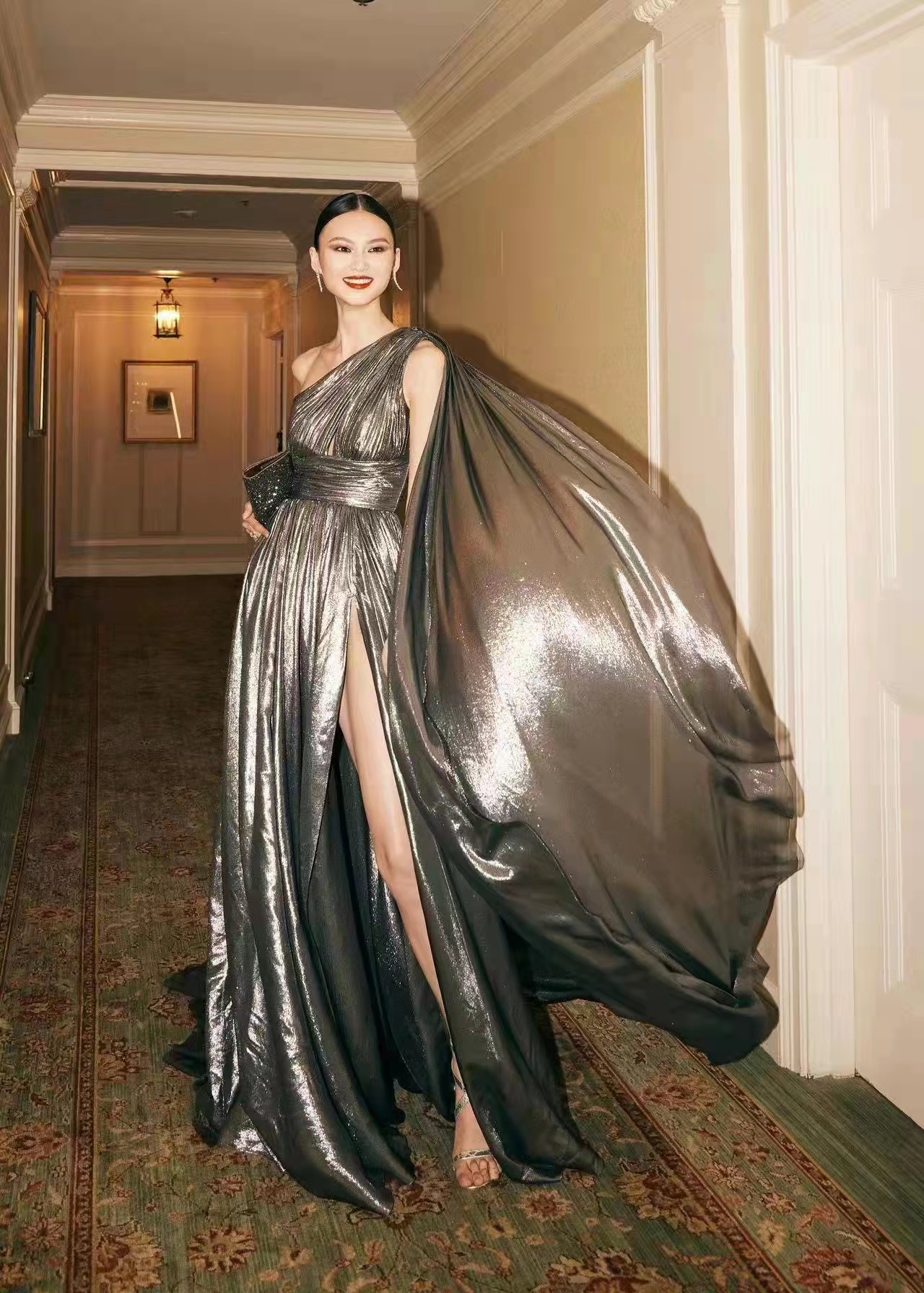 模特，六月份《时尚芭莎》的封面模特贺聪