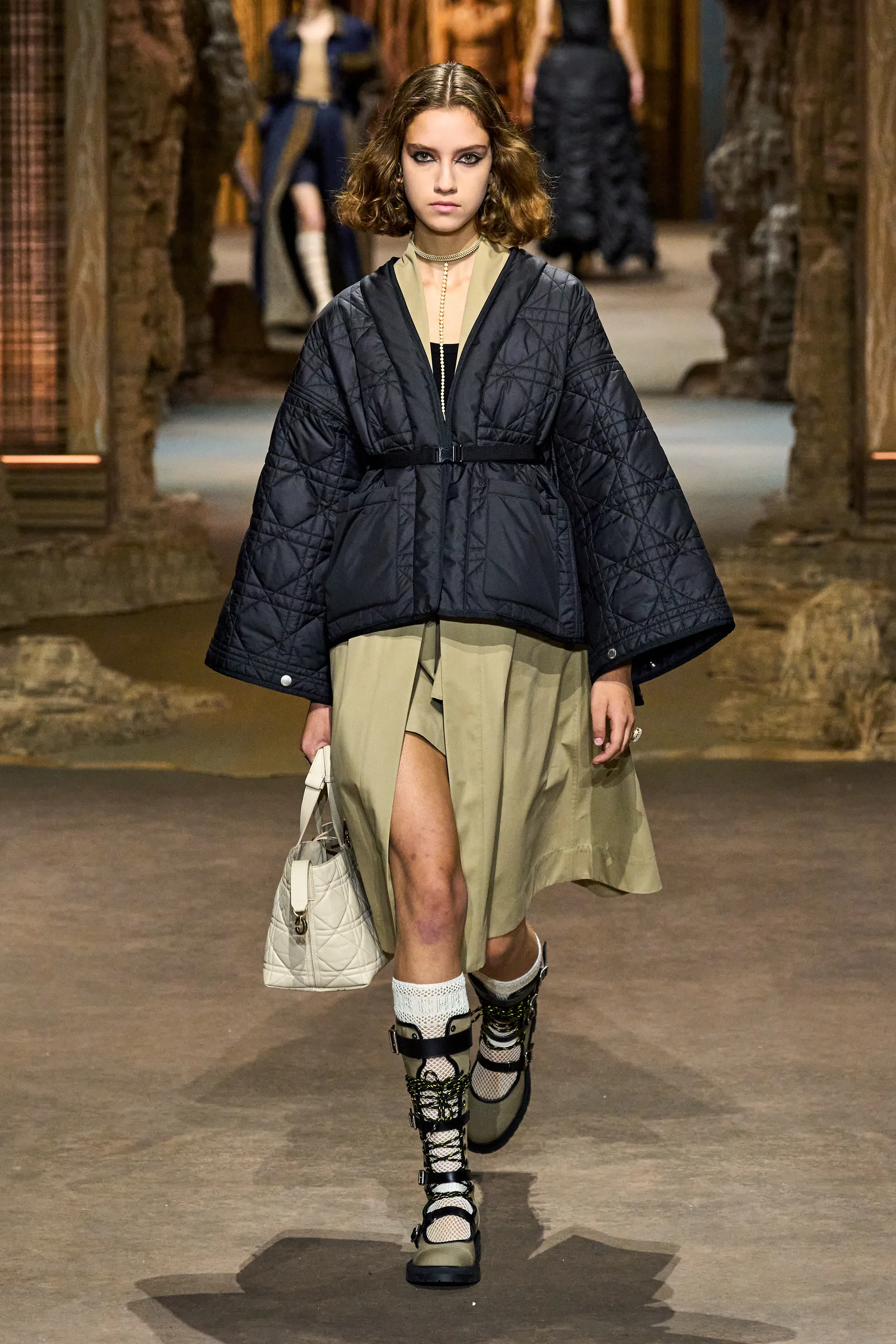 巴黎时装周|服装设计师与刺绣棉服设计，Dior2023春夏系列秀