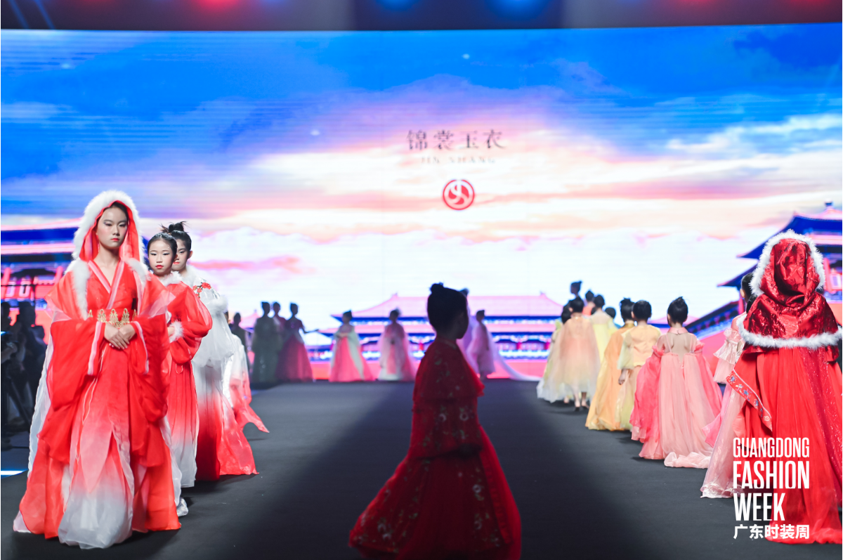广东时装周 ，高级定制品牌锦裳玉衣开启中国风服装设计