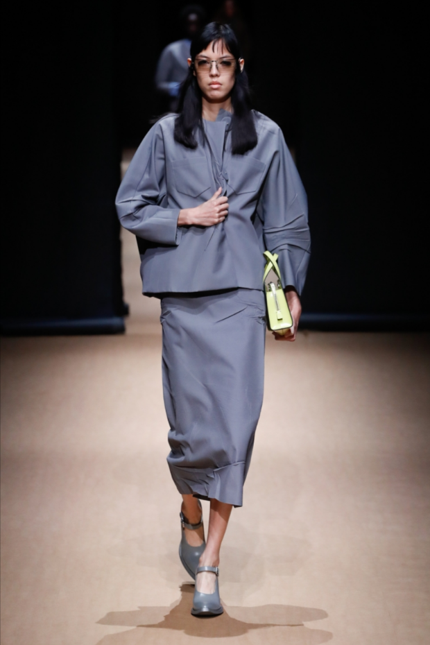  米兰时装周|服装设计师展现「真实一代」的Prada2023春夏系列，服装设计褶皱设计套装