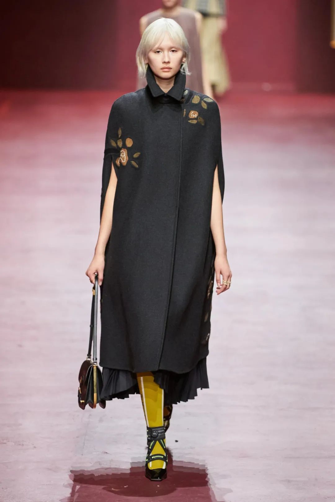 Dior 2022/23秋冬，黑色斗篷