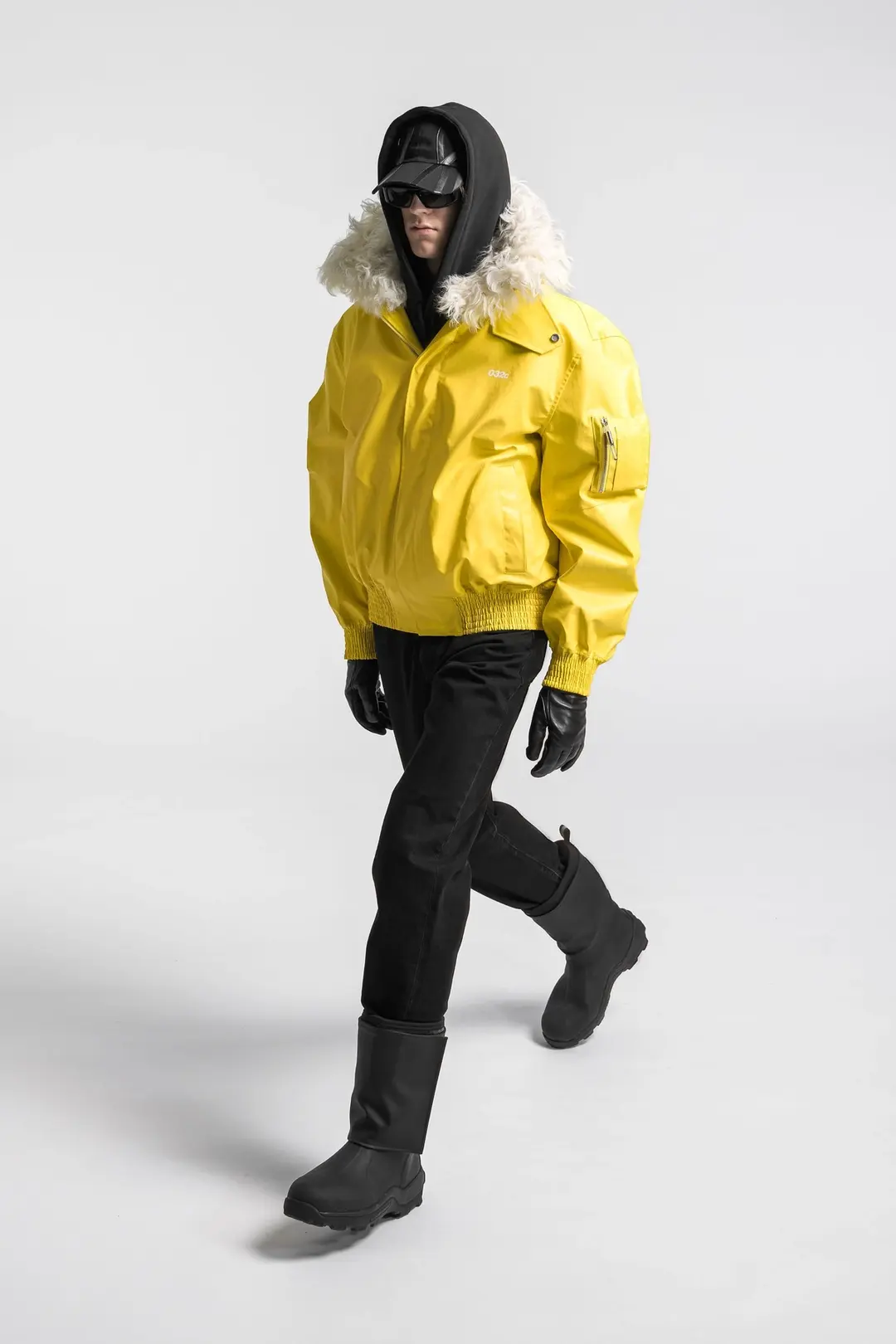  时尚服装品牌032c发布2022的秋冬系列-GUILTY亮黄色外套