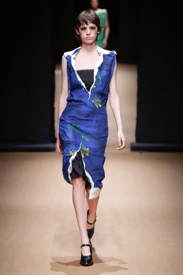  米兰时装周|服装设计师展现「真实一代」的Prada2023春夏系列，服装设计开叉连衣裙