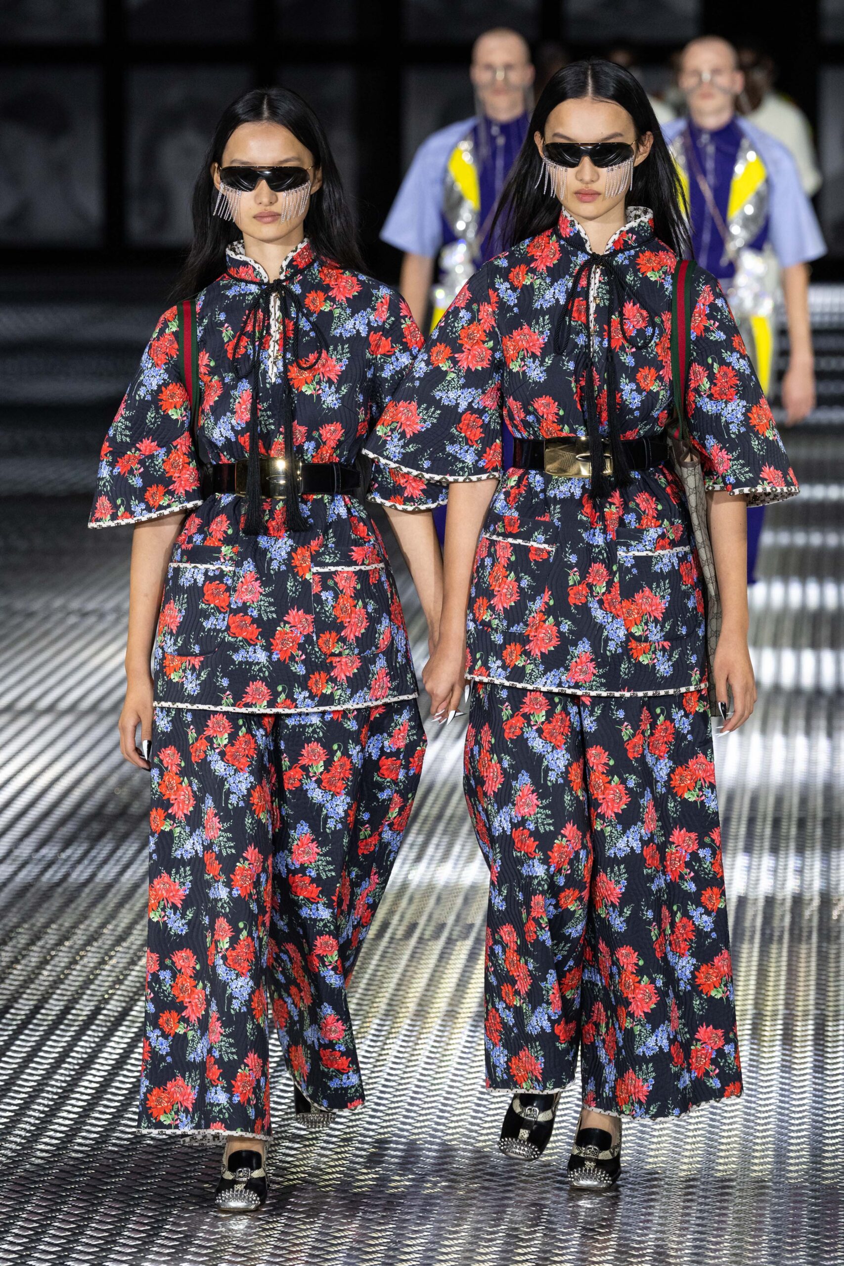 米兰时装周|服装设计，中国风刺绣，民族风图案，双胞胎模特与Gucci2023春夏系列