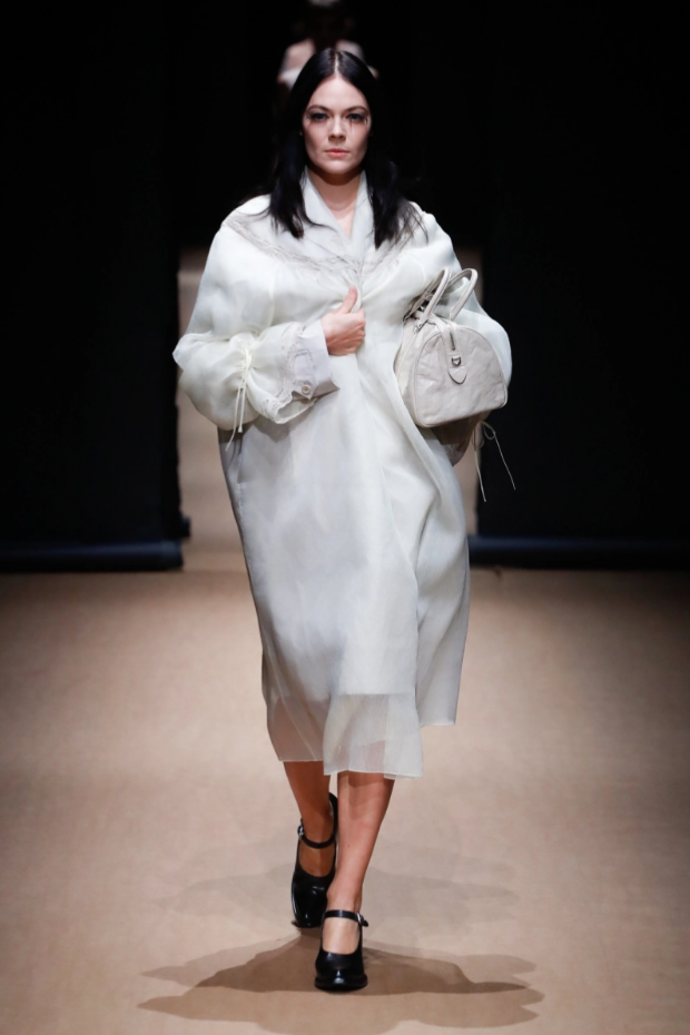  米兰时装周|服装设计师展现「真实一代」的Prada2023春夏系列，服装设计，蕾丝家居服