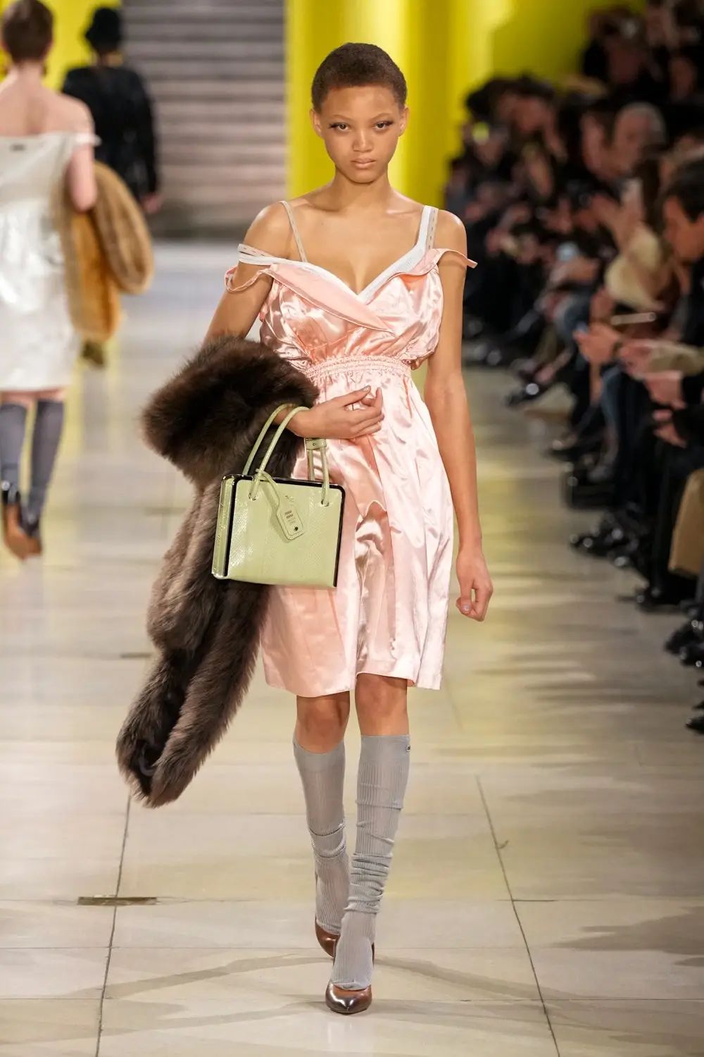 miumiu2025秋冬系列，服装设计蕾丝裙