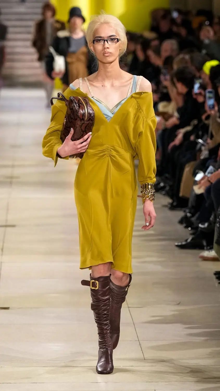 miumiu2025秋冬系列，服装设计吊带长裙