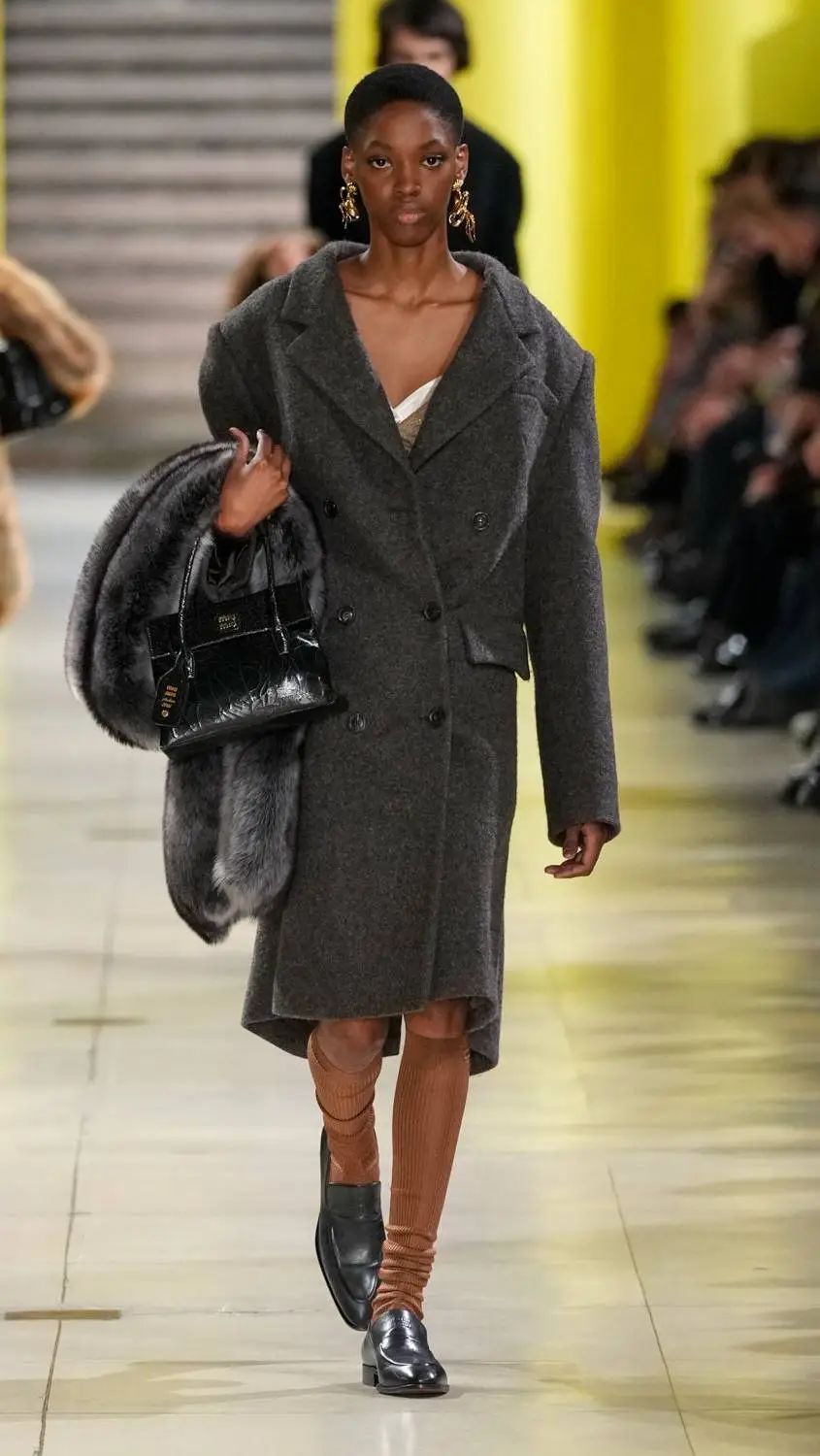 miumiu2025秋冬系列，服装设计廓形大衣