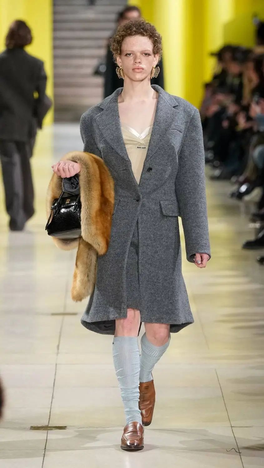 miumiu2025秋冬系列，服装设计廓形大衣