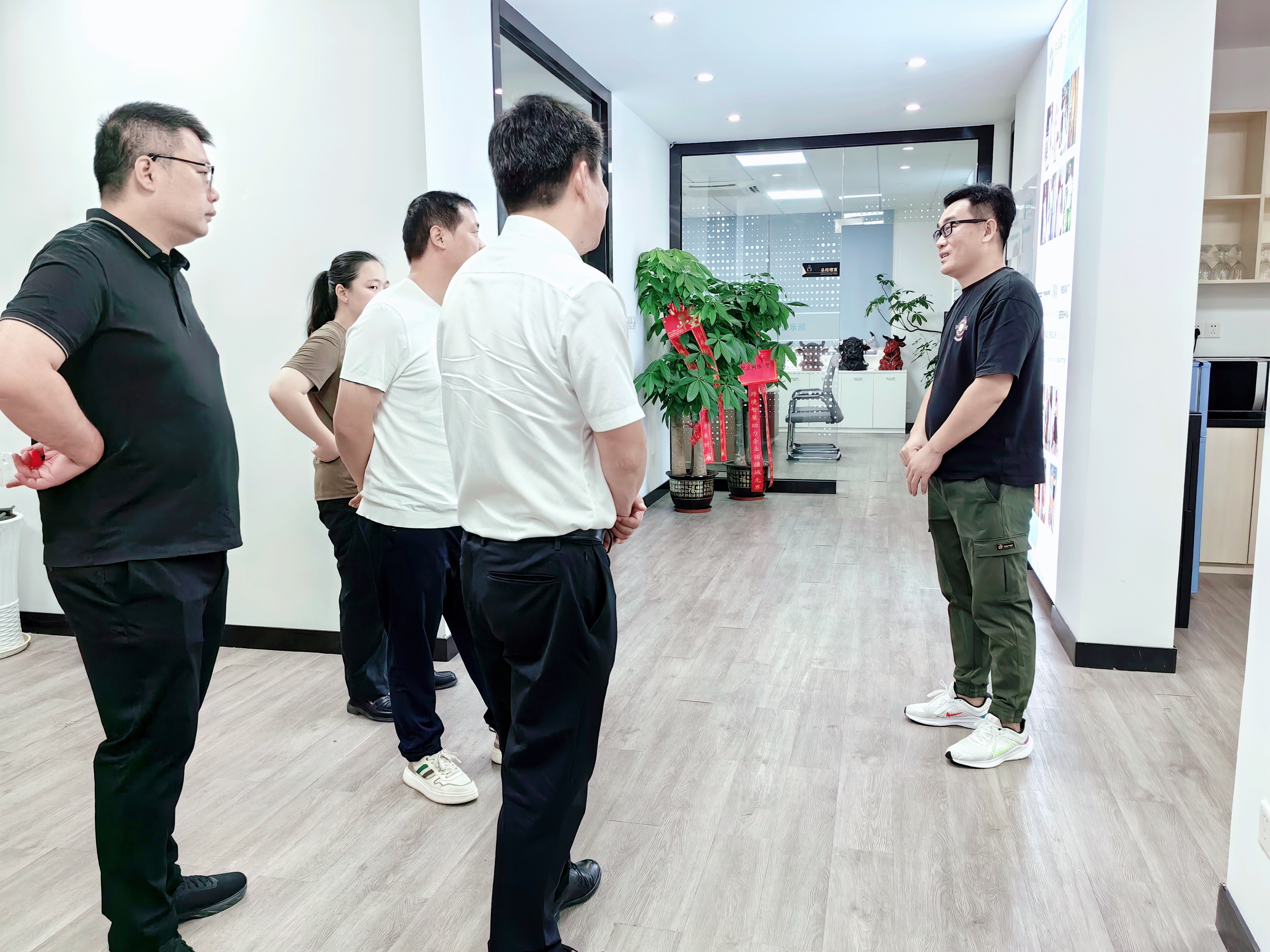 荆州沙市区领导莅临服装星球指导工作
