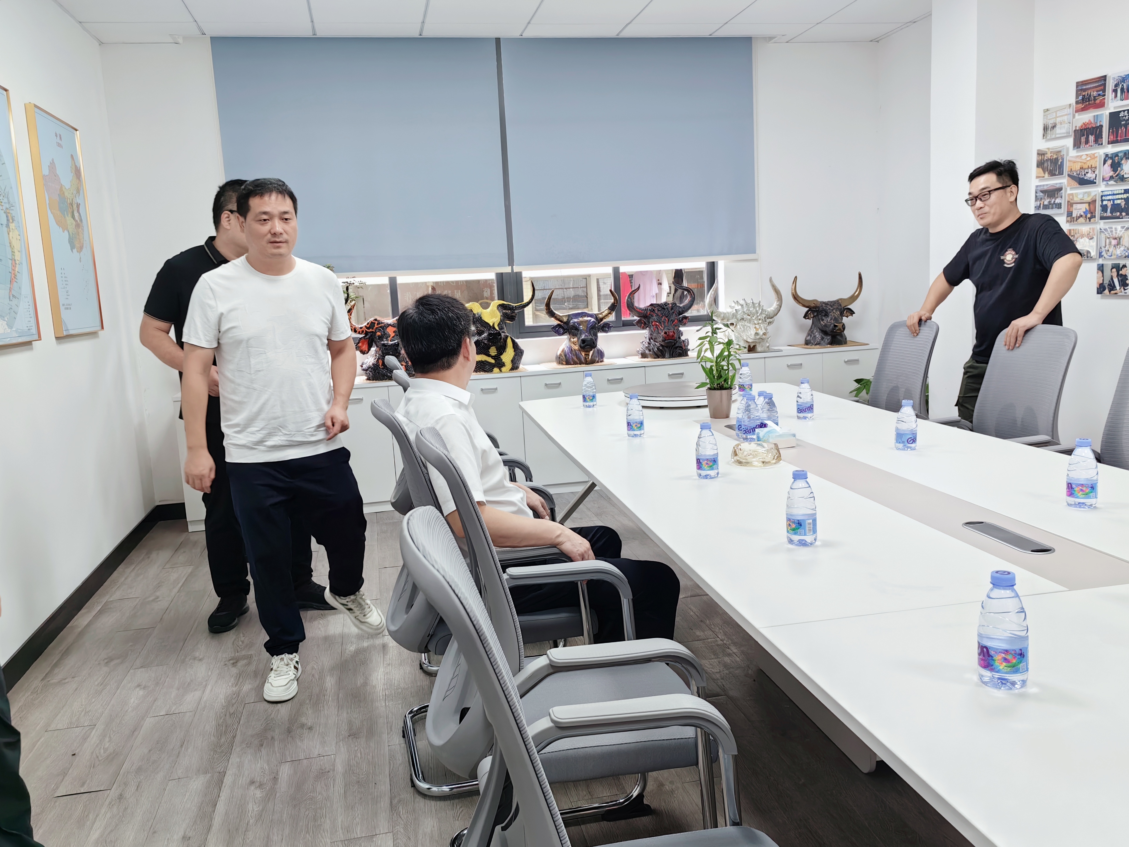 荆州沙市区领导莅临服装星球指导工作