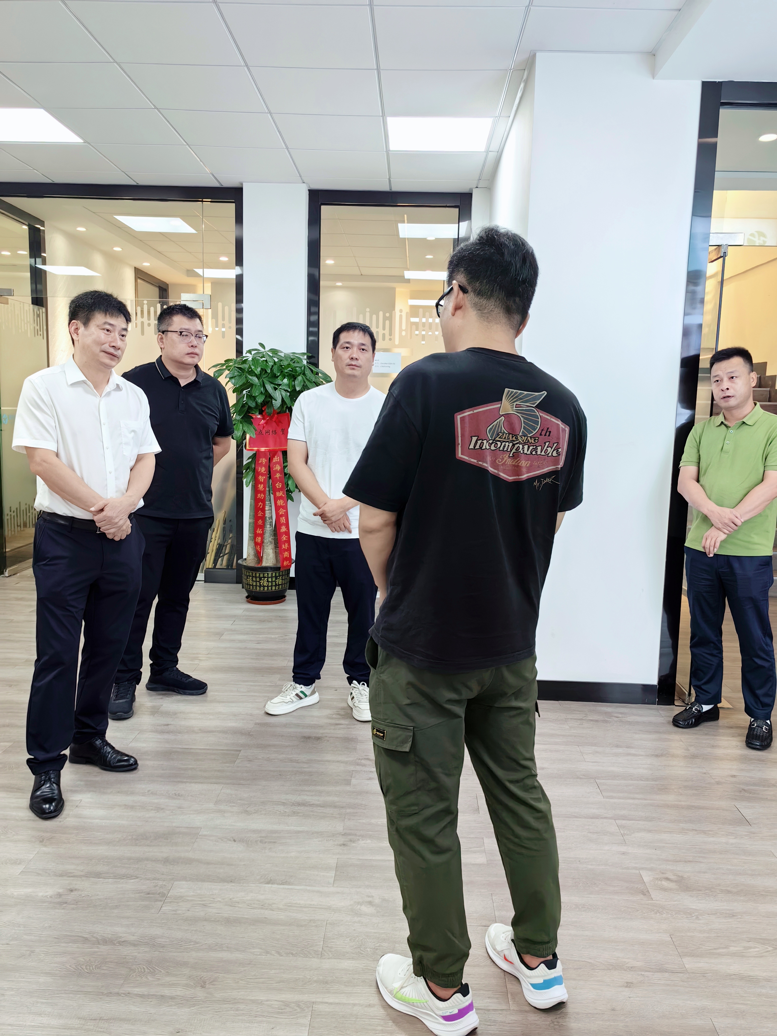 荆州沙市区领导莅临服装星球指导工作