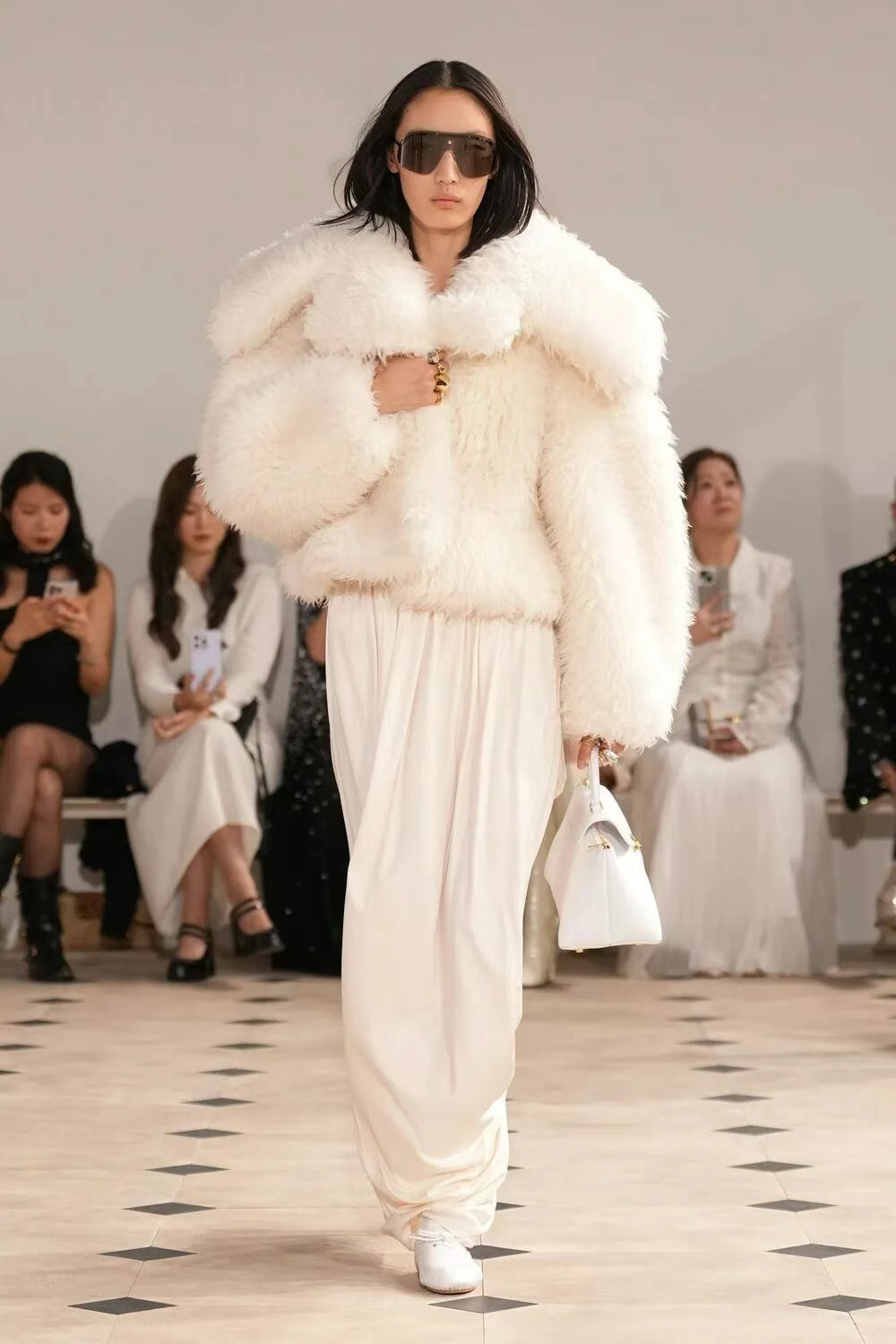 Pantone 2026 年度流行色「云上舞白」怎么穿搭更好看？