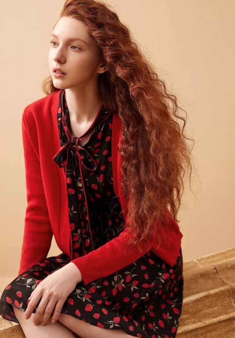 印花面料与服饰运用，草莓图案与连衣裙