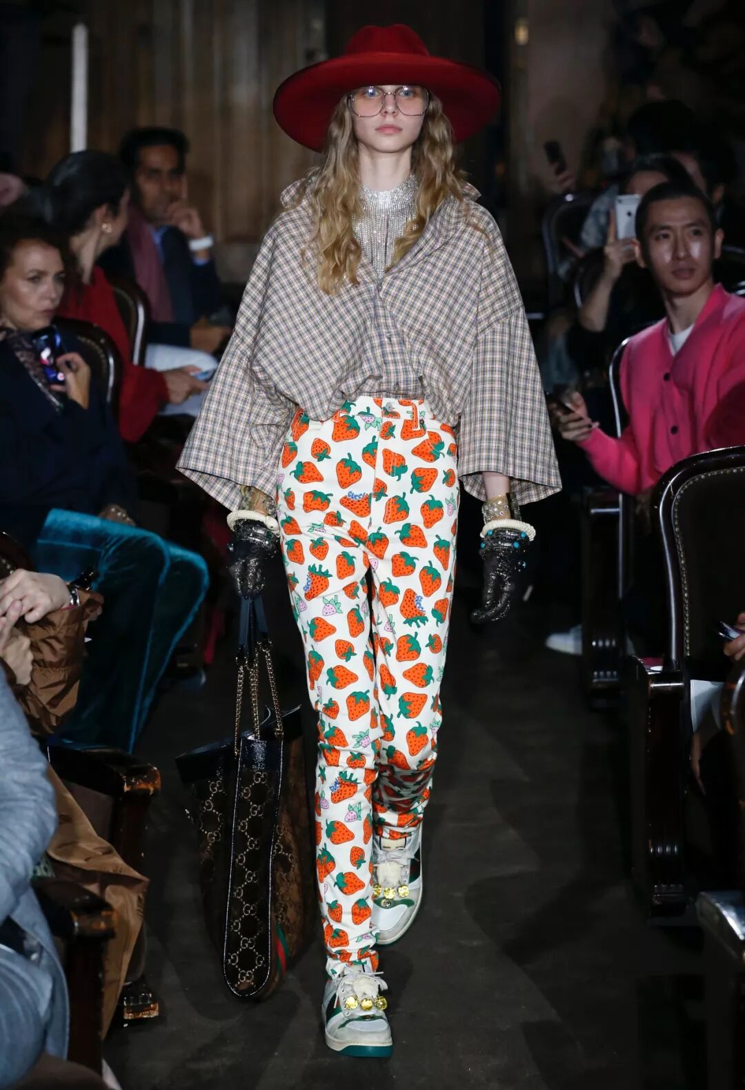 印花面料与服饰运用，Gucci2019SS草莓印花服饰应用