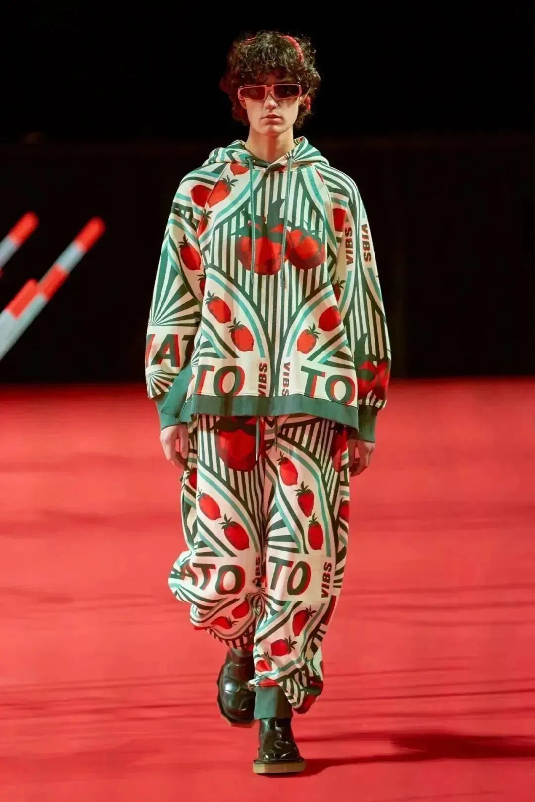 Henrik Vibskov 2023秋季成衣系列，时尚秀场上的番茄印花服饰，向番茄致敬。