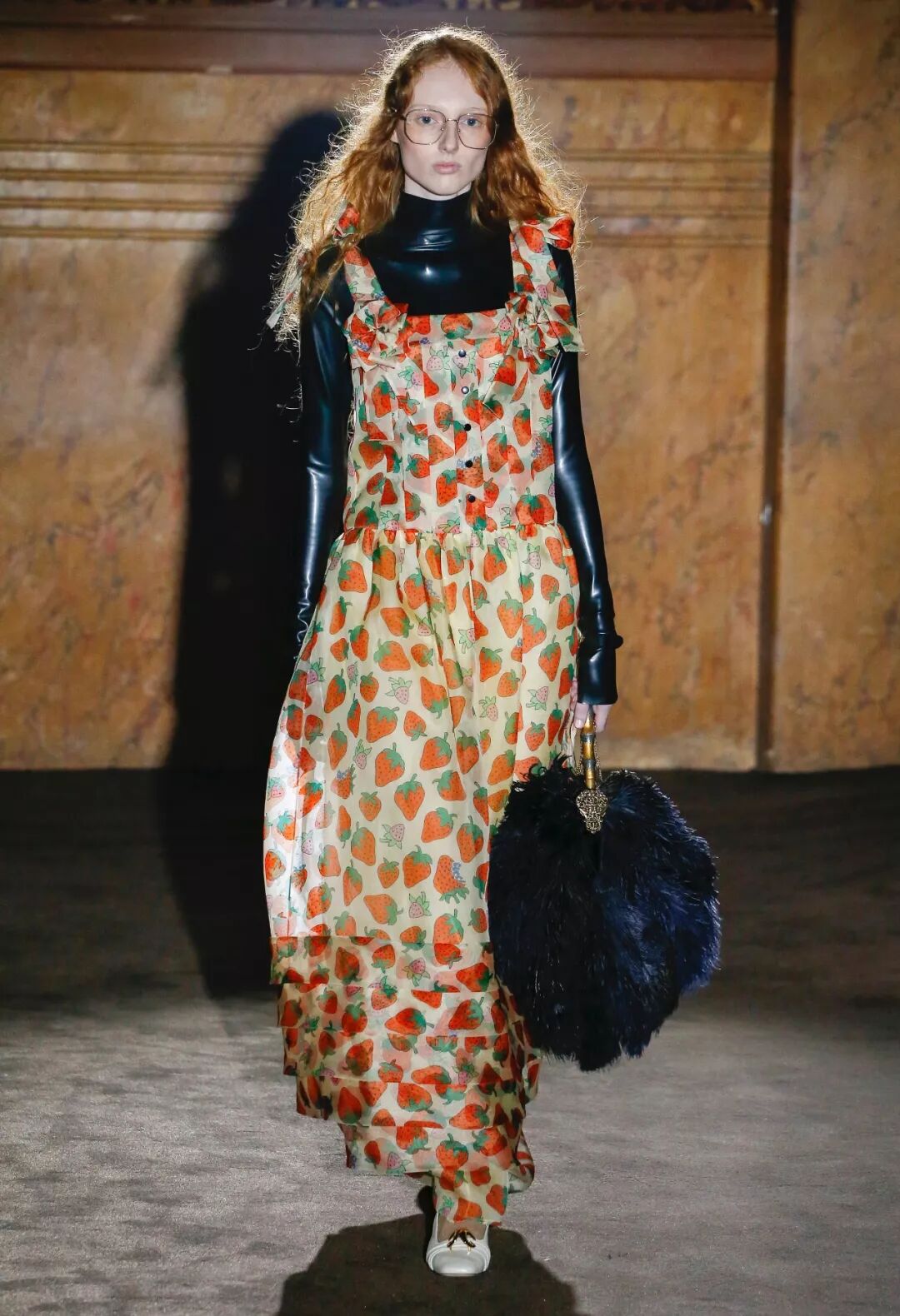 印花面料与服饰运用，Gucci2019SS草莓印花服饰应用