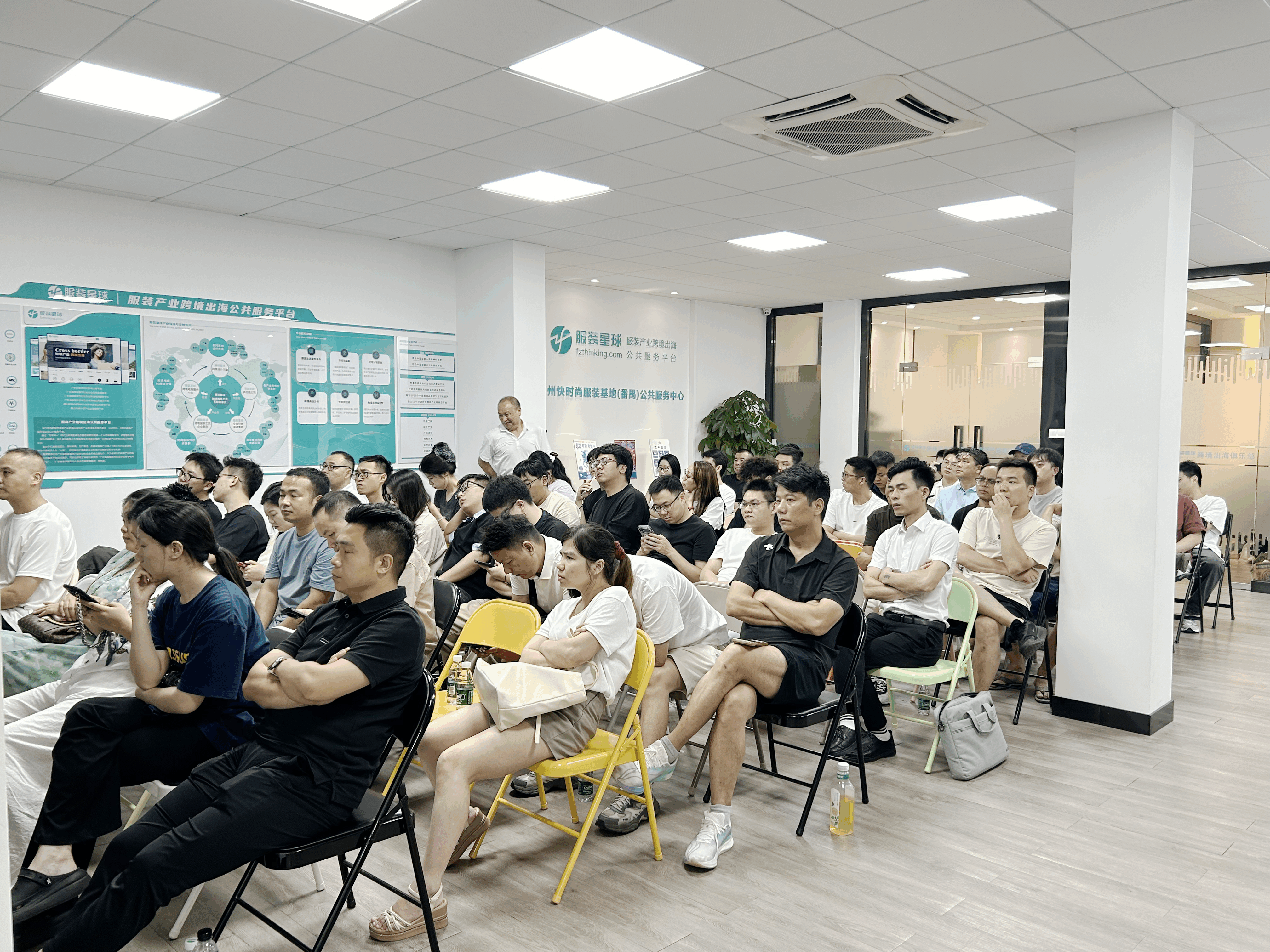 动新势&middot;赢增量&mdash;&mdash;2026美客多全托管绿通闭门私董会广州场现场，参会商家在认真了解美客多平台业务和热招项目情况