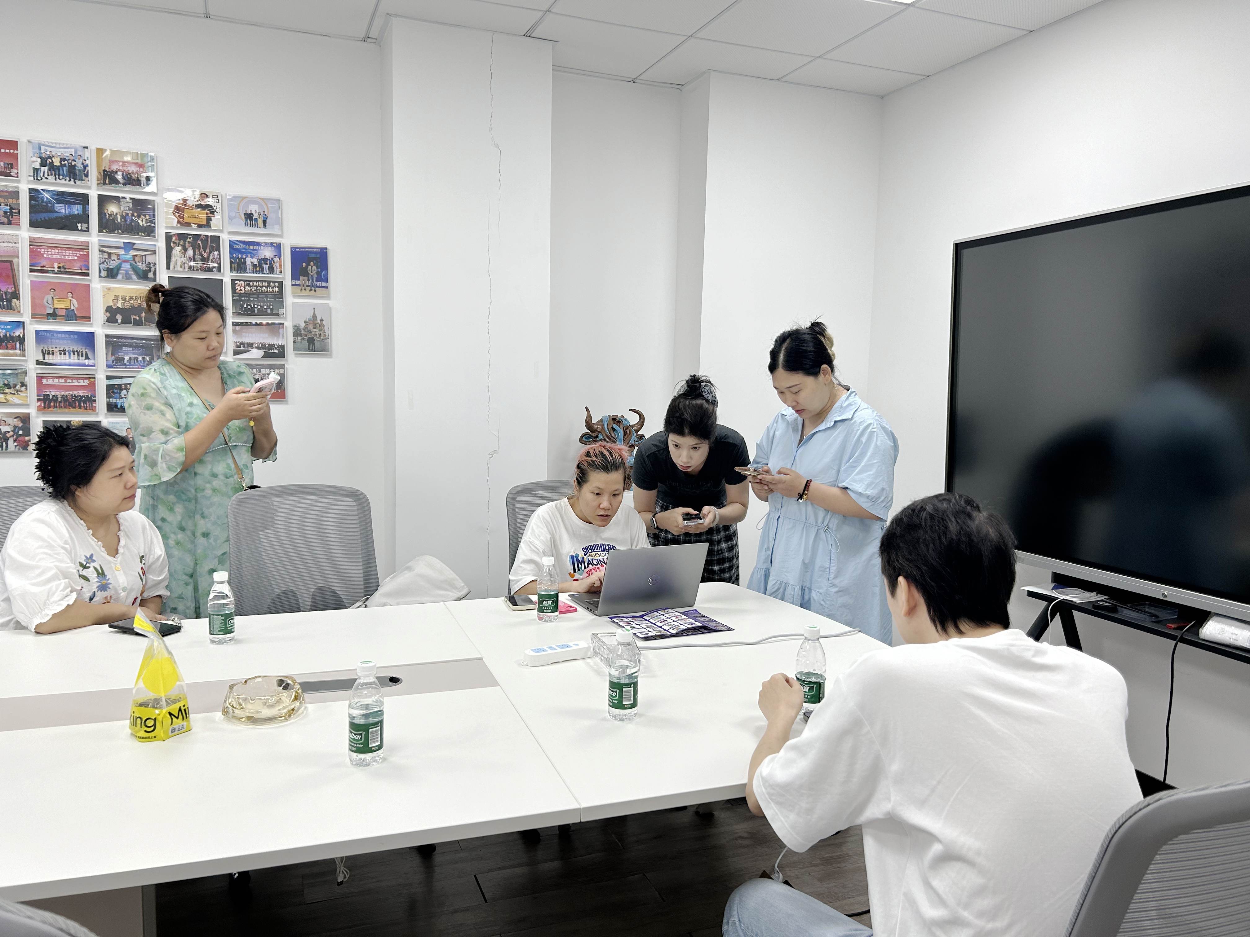 商家与美客多类目买手1对1深度洽谈，现场提供资质即时审核、托管开店绿色通道、SKU匹配评估及全链路答疑服务，多家企业当场达成合作意向。