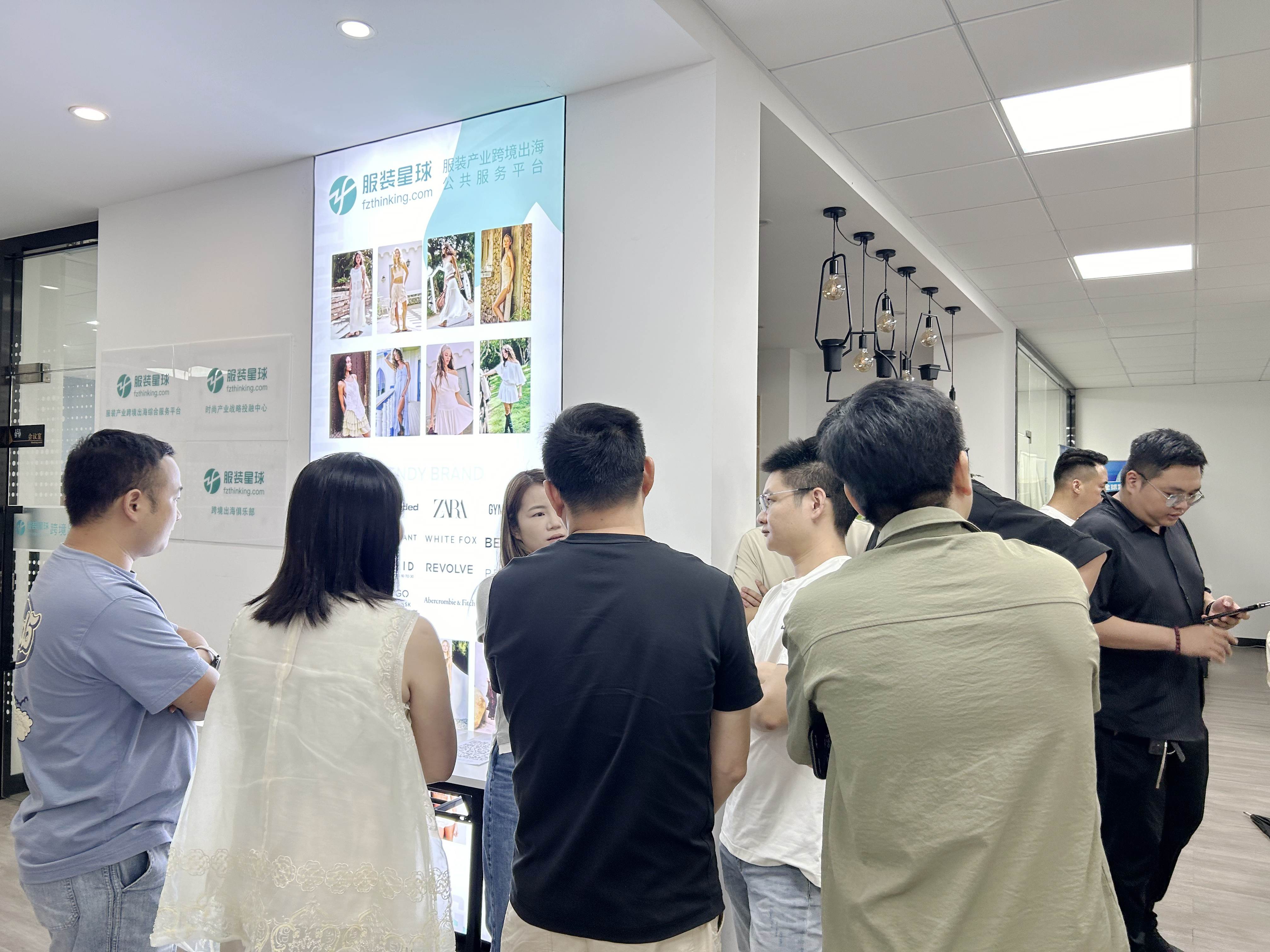 商家与美客多类目买手1对1深度洽谈，现场提供资质即时审核、托管开店绿色通道、SKU匹配评估及全链路答疑服务，多家企业当场达成合作意向