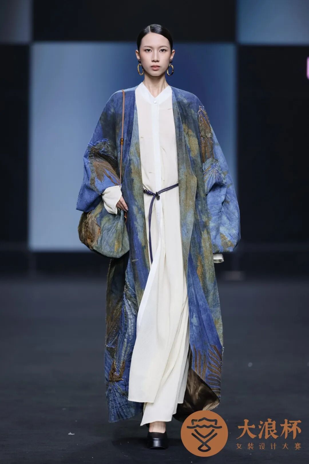 女装设计作品，&ldquo;大浪杯&rdquo;女装设计大赛&ldquo;浪潮奖&rdquo; 获奖作品刘晓雨、郑凯伦的《折山》