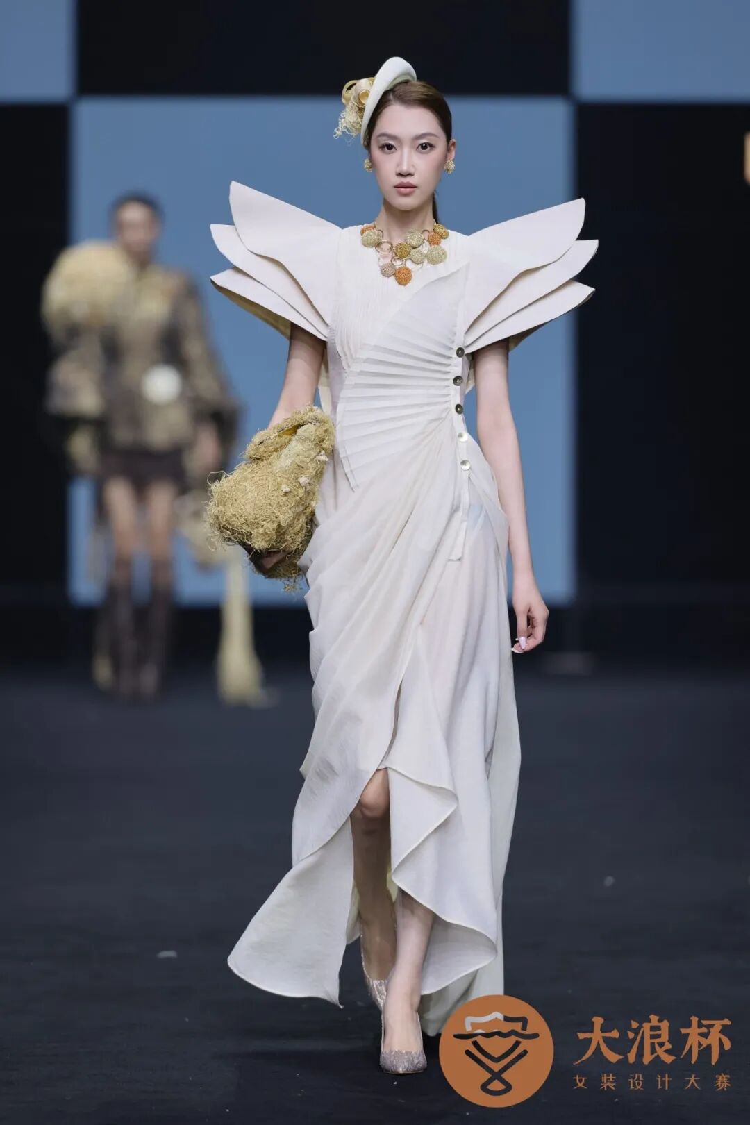 女装设计作品，&ldquo;大浪杯&rdquo;女装设计大赛&ldquo;金浪奖&rdquo; 获奖作品周荻洋的《长物&middot;竹木织》
