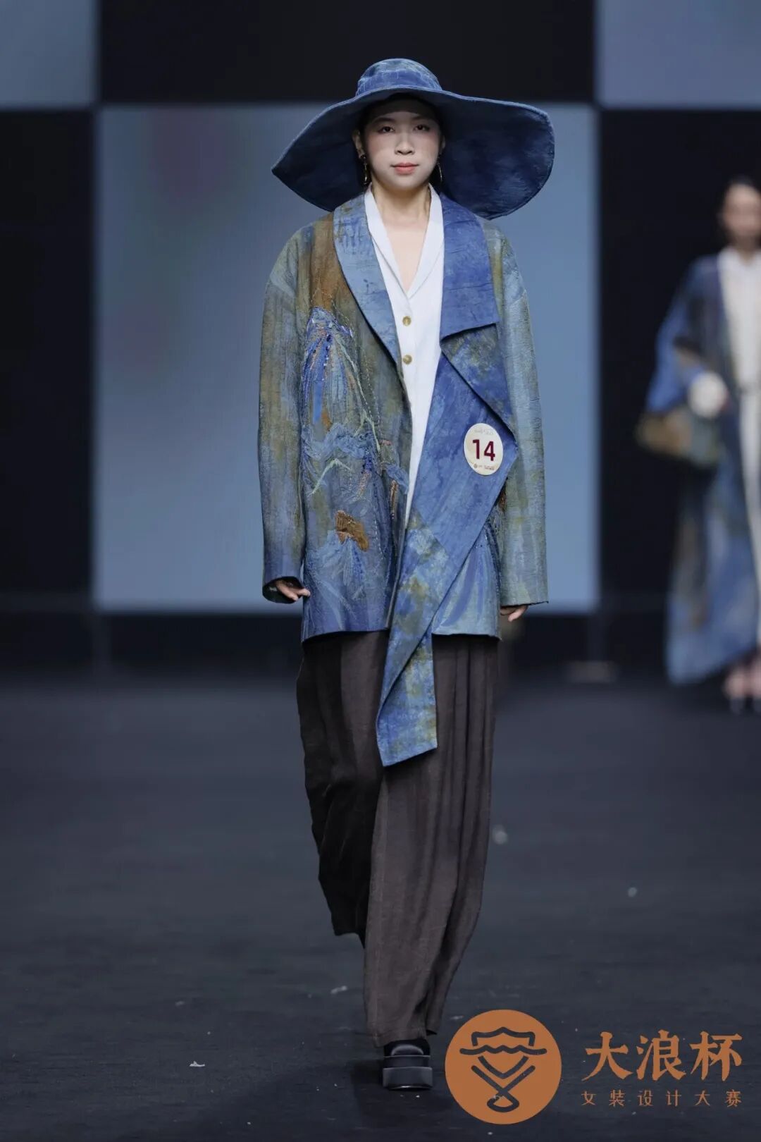 女装设计作品，&ldquo;大浪杯&rdquo;女装设计大赛&ldquo;浪潮奖&rdquo; 获奖作品刘晓雨、郑凯伦的《折山》