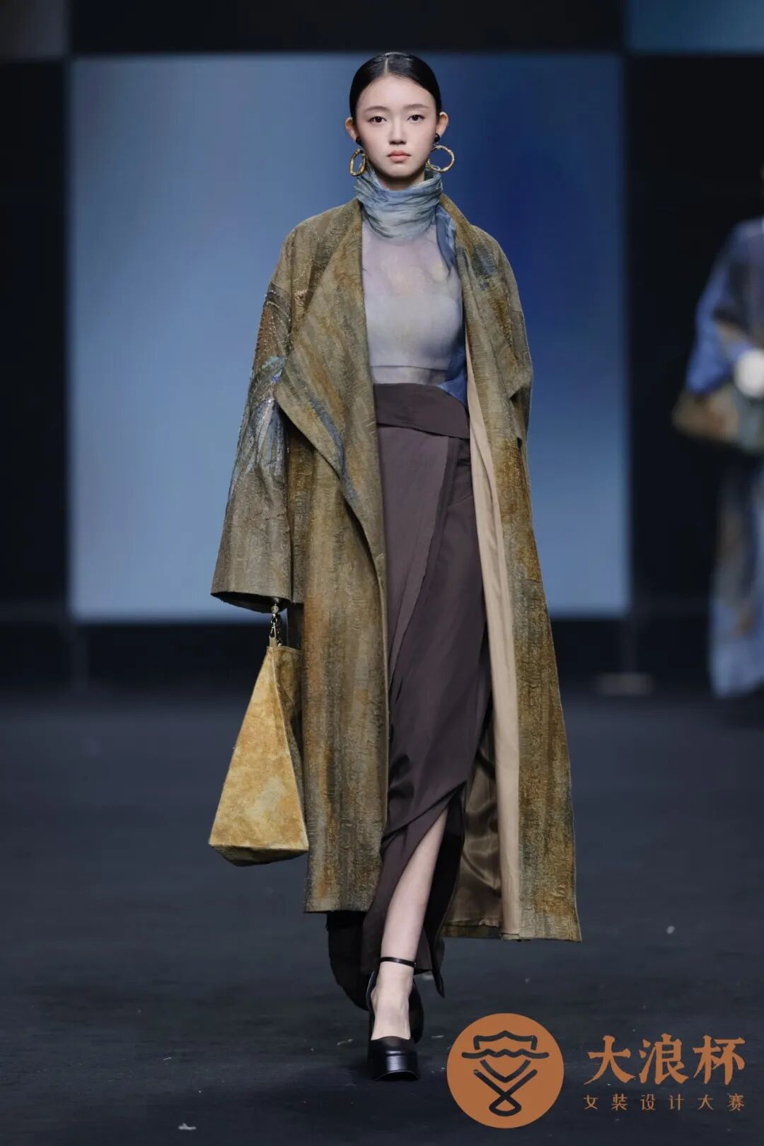 女装设计作品，&ldquo;大浪杯&rdquo;女装设计大赛&ldquo;浪潮奖&rdquo; 获奖作品刘晓雨、郑凯伦的《折山》