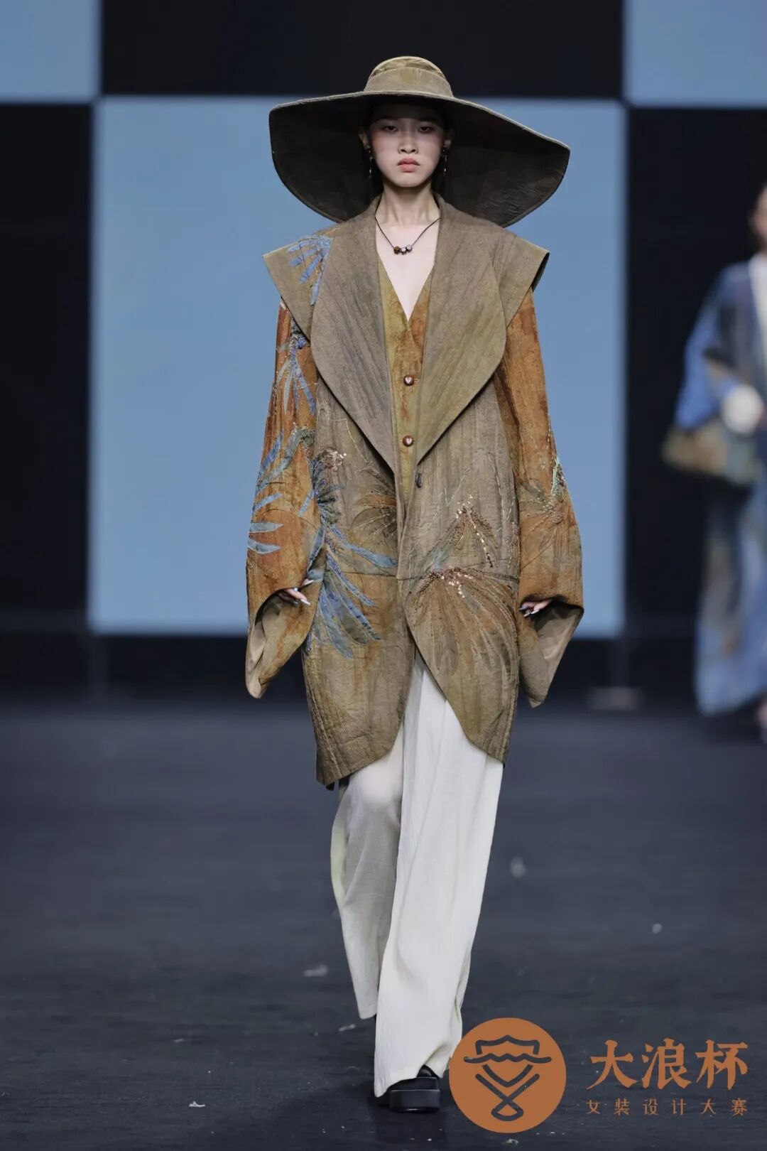 女装设计作品，&ldquo;大浪杯&rdquo;女装设计大赛&ldquo;浪潮奖&rdquo; 获奖作品刘晓雨、郑凯伦的《折山》