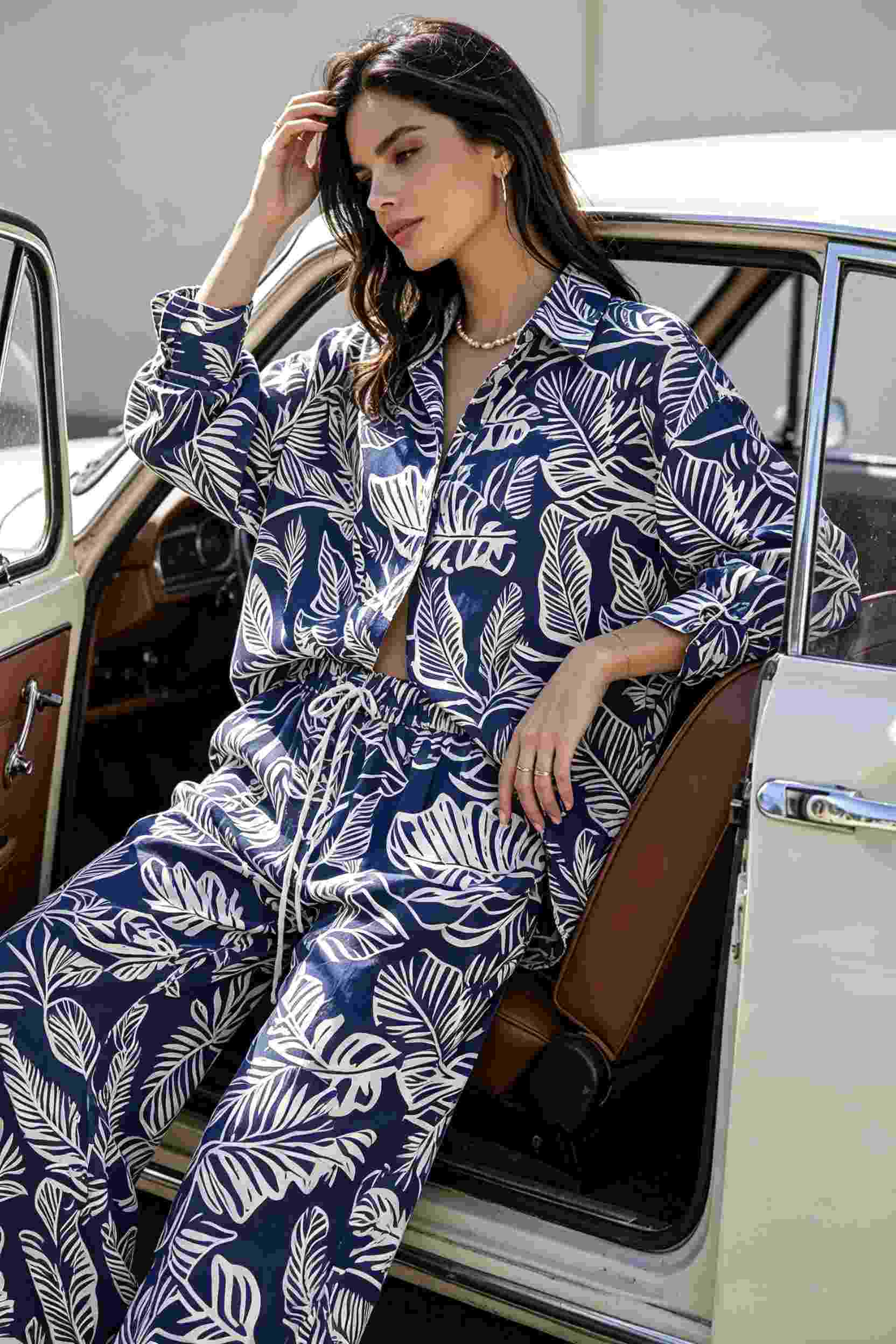 服装星球面料集采平台新品上线，深蓝底白色线描热带叶印花面料-524